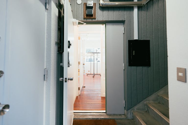 【明治神宮前駅5分】展示会・ポップアップに最適な白壁自然光が入る落書き可能なキャットストリート沿いスペースの画像16