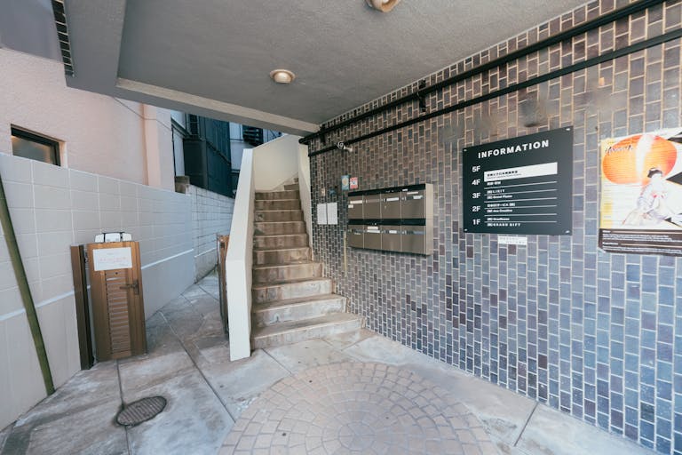 【明治神宮前駅5分】展示会・ポップアップに最適な白壁自然光が入る落書き可能なキャットストリート沿いスペースの画像15