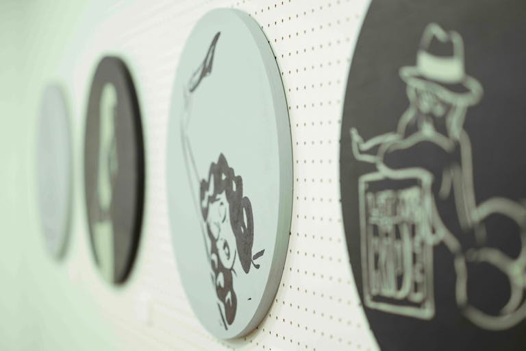 パンチ壁面にフック等設置可能