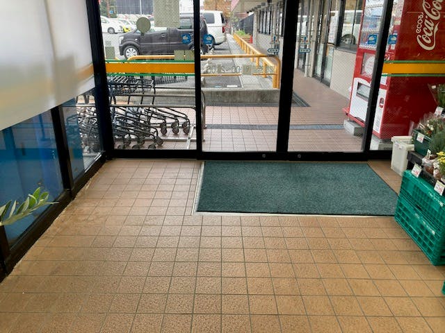 【サンフレッシュ三山木店】三木山駅から2分！企業プロモーションに最適な地域密着型スーパーの店内風除室スペースの画像