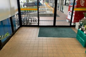 【サンフレッシュ三山木店】三木山駅から2分!企業プロモーションに最適な地域密着型スーパーの店内風除室スペース