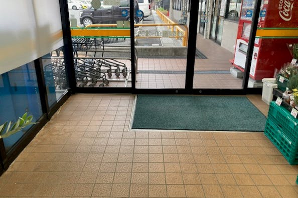 【サンフレッシュ三山木店】三木山駅から2分!企業プロモーションに最適な地域密着型スーパーの店内風除室スペース