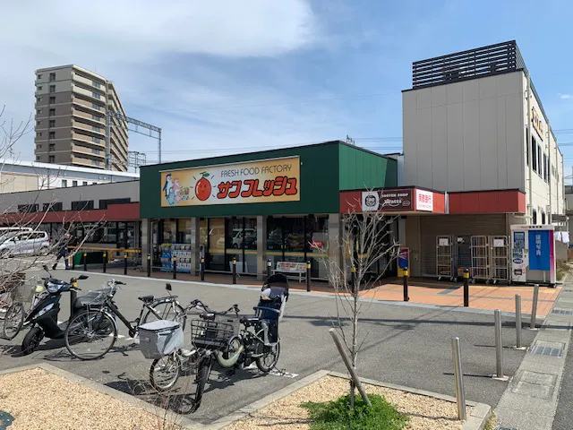 【サンフレッシュ三山木店】三木山駅から2分！企業プロモーションに最適な地域密着型スーパーの店内風除室スペース