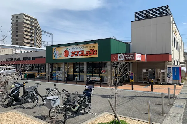 【サンフレッシュ三山木店】三木山駅から2分!企業プロモーションに最適な地域密着型スーパーの店内風除室スペース