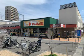 【サンフレッシュ三山木店】三木山駅から2分!企業プロモーションに最適な地域密着型スーパーの店内風除室スペース