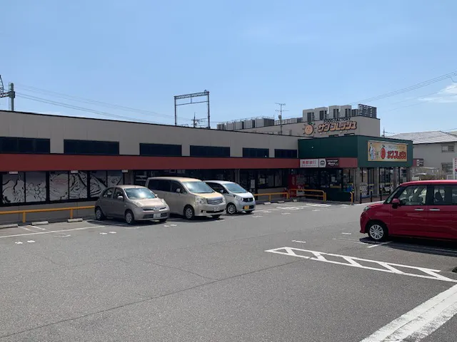 【サンフレッシュ三山木店】三木山駅から2分！企業プロモーションに最適な地域密着型スーパーの店内風除室スペース