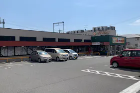 【サンフレッシュ三山木店】三木山駅から2分!企業プロモーションに最適な地域密着型スーパーの店内風除室スペース