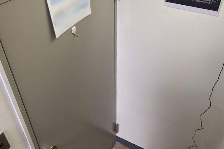 ドアをあけるとスペース入り口です。