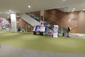 【イオンモール甲府昭和】ふじさんエスカレーター前(2F)