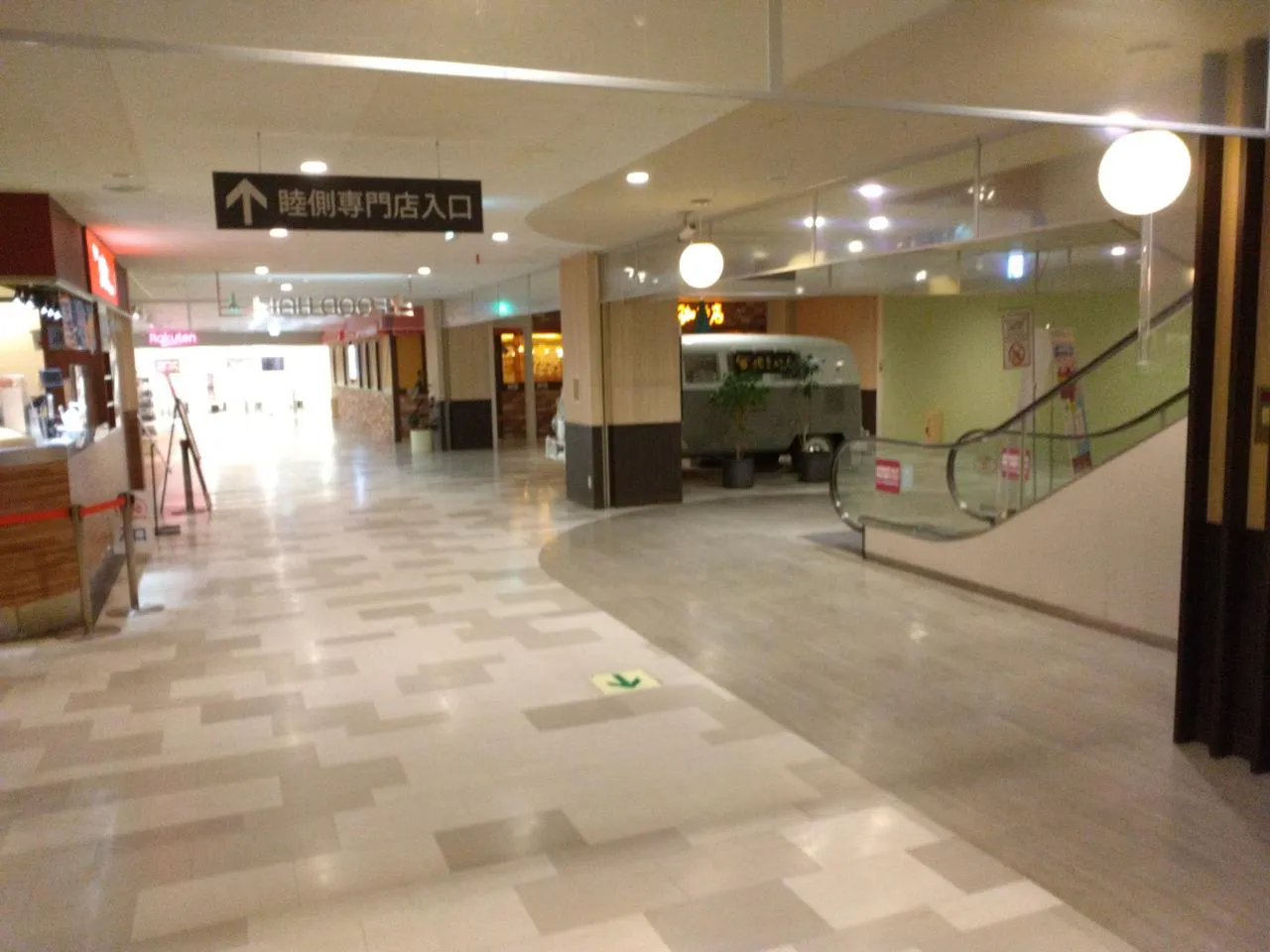 【イオン釧路店】フードホール内Ｂ(銀だこ前)