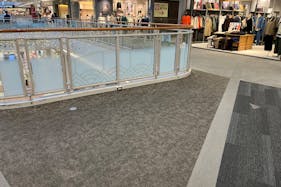 【イオンモール東浦】無印良品前デッキ