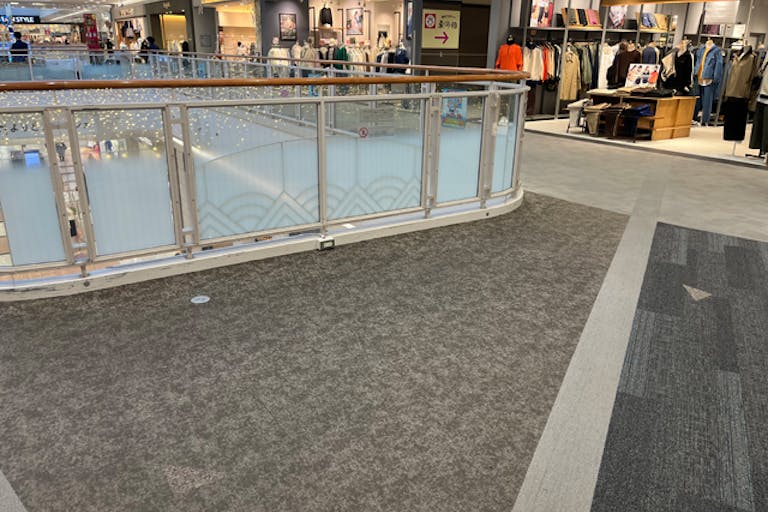 【イオンモール東浦】無印良品前デッキの画像1