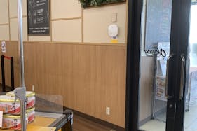 【オークワ貝塚三ツ松】プロモーションや販促イベントに適した風除室スペース