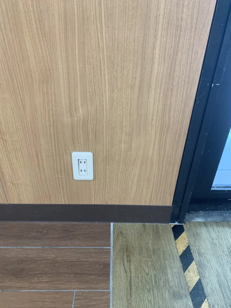 【オークワ貝塚三ツ松】プロモーションや販促イベントに適した風除室スペース