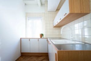 【代々木上原駅1分】展示会・撮影等に適した白壁とキッチンスペース付きスタジオ