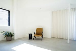 【代々木上原駅1分】展示会・撮影等に適した白壁とキッチンスペース付きスタジオ