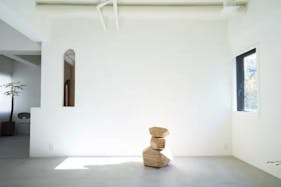 【代々木上原駅1分】展示会・撮影等に適した白壁とキッチンスペース付きスタジオ