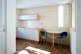 【代々木上原駅1分】展示会・撮影等に適した白壁とキッチンスペース付きスタジオ