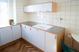 【代々木上原駅1分】展示会・撮影等に適した白壁とキッチンスペース付きスタジオ