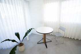 【代々木上原駅1分】展示会・撮影等に適した白壁とキッチンスペース付きスタジオ