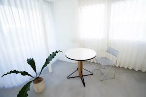 【代々木上原駅1分】展示会・撮影等に適した白壁とキッチンスペース付きスタジオ