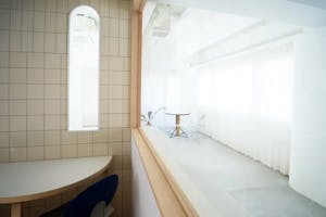 【代々木上原駅1分】展示会・撮影等に適した白壁とキッチンスペース付きスタジオ