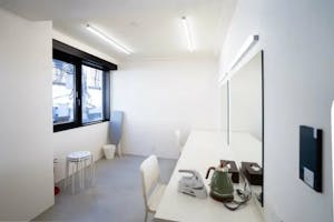 【代々木上原駅1分】展示会・撮影等に適した白壁とキッチンスペース付きスタジオ