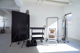 【代々木上原駅1分】展示会・撮影等に適した白壁とキッチンスペース付きスタジオ