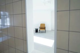 【代々木上原駅1分】展示会・撮影等に適した白壁とキッチンスペース付きスタジオ