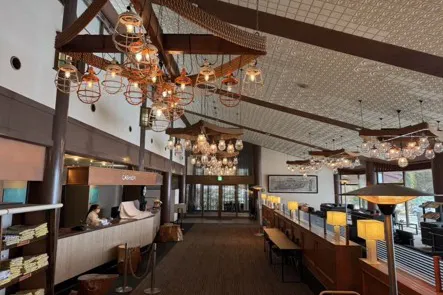 【くつろぎの宿 うみあかり】富山湾を望む温泉宿の1Fロビースペース