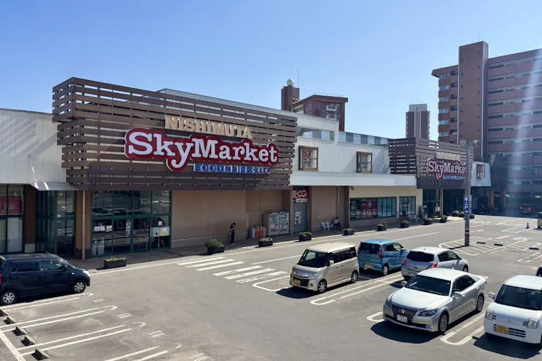 【ニシムタスカイマーケット鴨池店】食物販や物販に利用可能な1Fフードコート前の屋内催事スペース