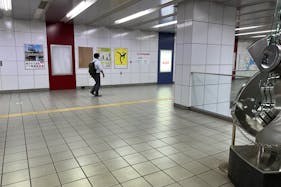 【横浜市営地下鉄ブルーライン湘南台駅】各種プロモーションや物販、食物販のポップアップストアに最適な改札内モニュメント横のイベントスペース