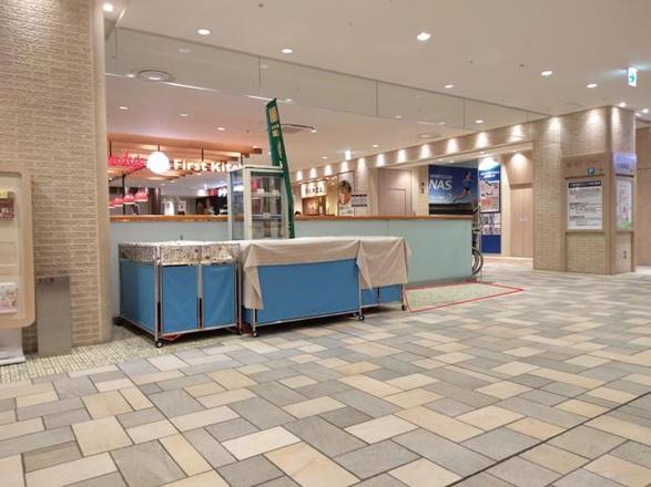 【京王聖蹟桜ヶ丘ショッピングセンター】駐車場側　物販やプロモーションイベントに適したレストラン・カフェフロアイベントスペース