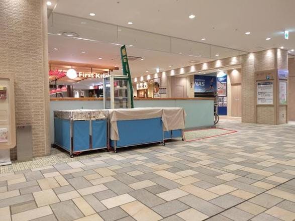 【京王聖蹟桜ヶ丘ショッピングセンター】駐車場側　物販やプロモーションイベントに適したレストラン・カフェフロアイベントスペース