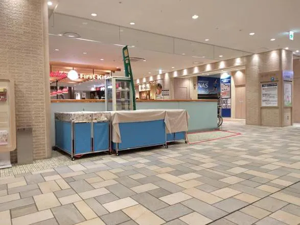 【京王聖蹟桜ヶ丘ショッピングセンター】駐車場側　物販やプロモーションイベントに適したレストラン・カフェフロアイベントスペース