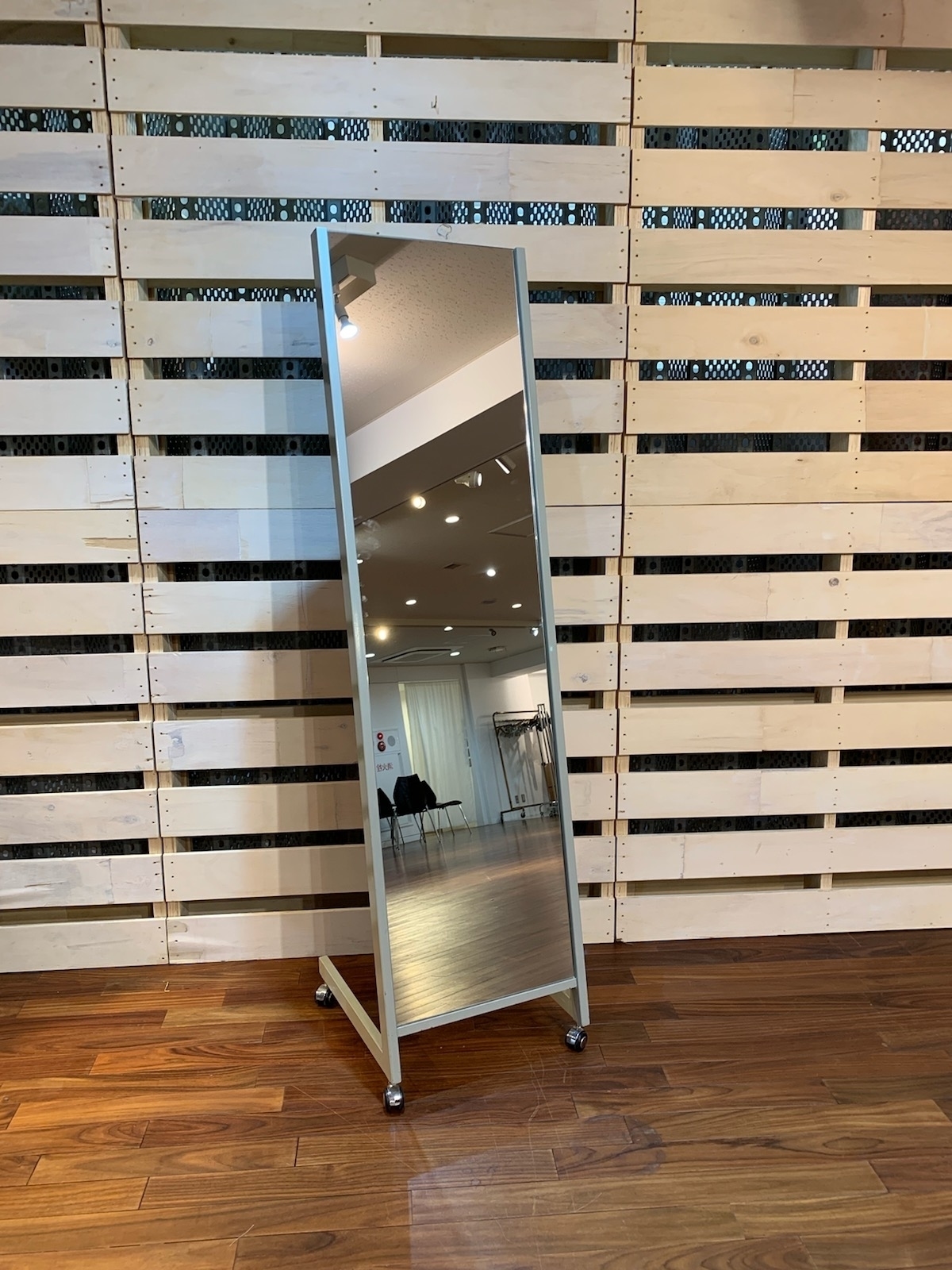 全身鏡は二つご用意しておりますので、二か所に設置可能です。