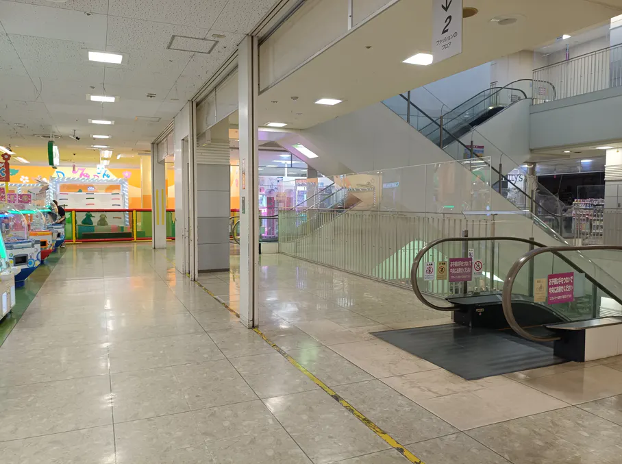 【イオン多賀城】エスカレーター横（モーリー前） 販促プロモーションや物販に最適なスーパー店内催事イベントスペース