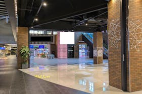 【THE OUTLETS HIROSHIMA】1F シティコートC 半面エレベーター前