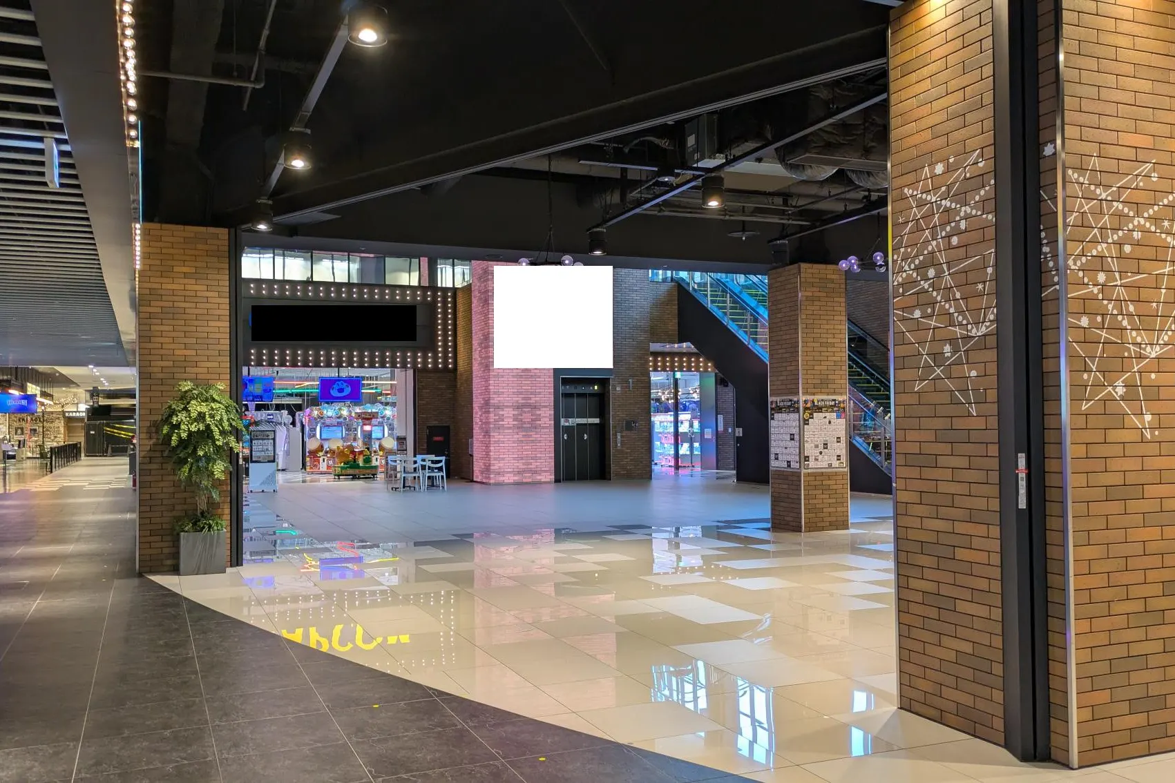 【THE OUTLETS HIROSHIMA】1F シティコートC 半面エレベーター前