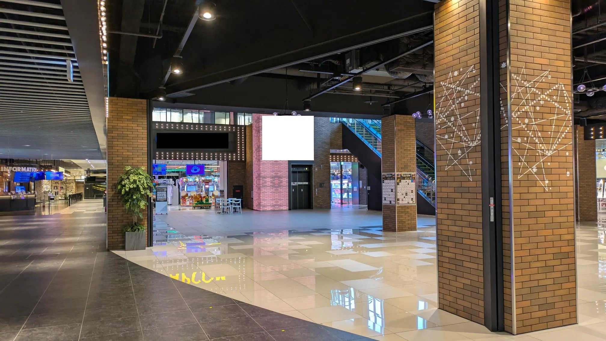 【THE OUTLETS HIROSHIMA】1F シティコートC　半面エレベーター前