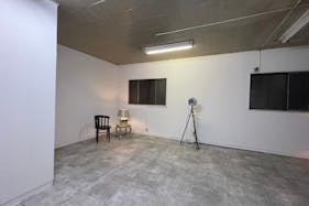 【目黒区下目黒エリア】路面1階と2階の2フロア、アートギャラリー、撮影会に適したレトロな雰囲気が特徴的な空間