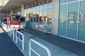 【中央フード川下店】プロモーションイベントに最適なスーパーの店頭軒下イベントスペース