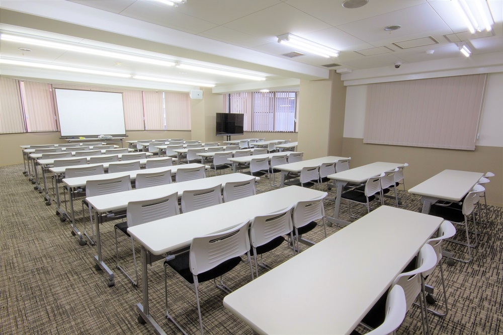 プロジェクターやマイク、音響設備も完備しております。