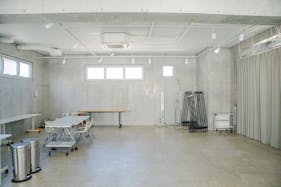 【代々木上原駅3分】展示会場や撮影に最適な自然光が1日中入る白とコンクリートのシンプルなスタジオ