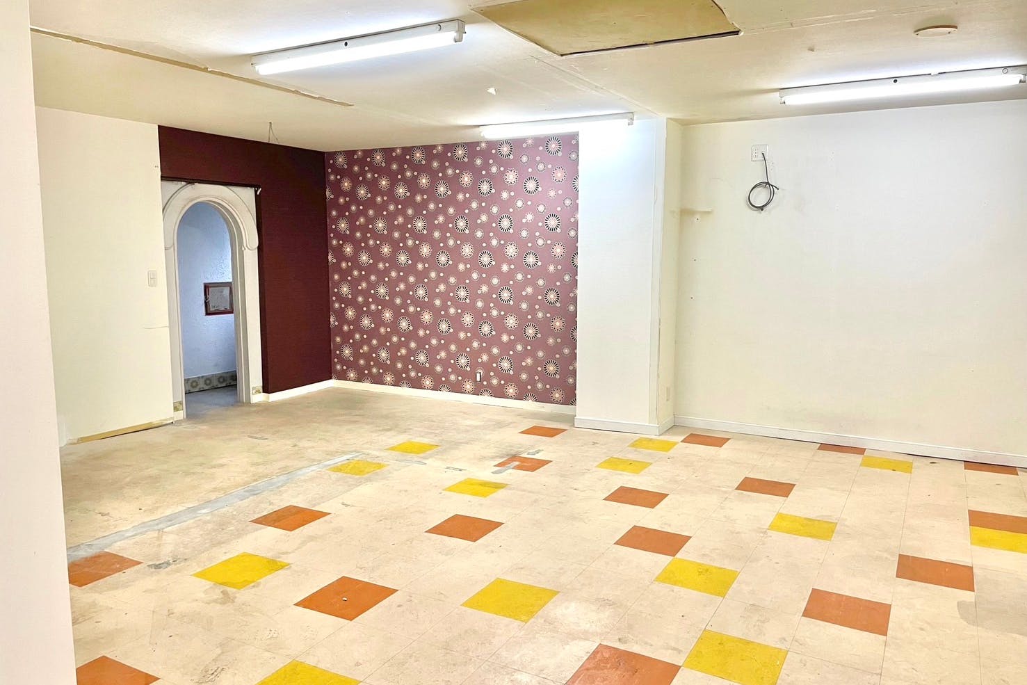 【石川町(元町・中華街)駅2分】約6.5坪&バックヤード付き!商店街の路面イベントスペース