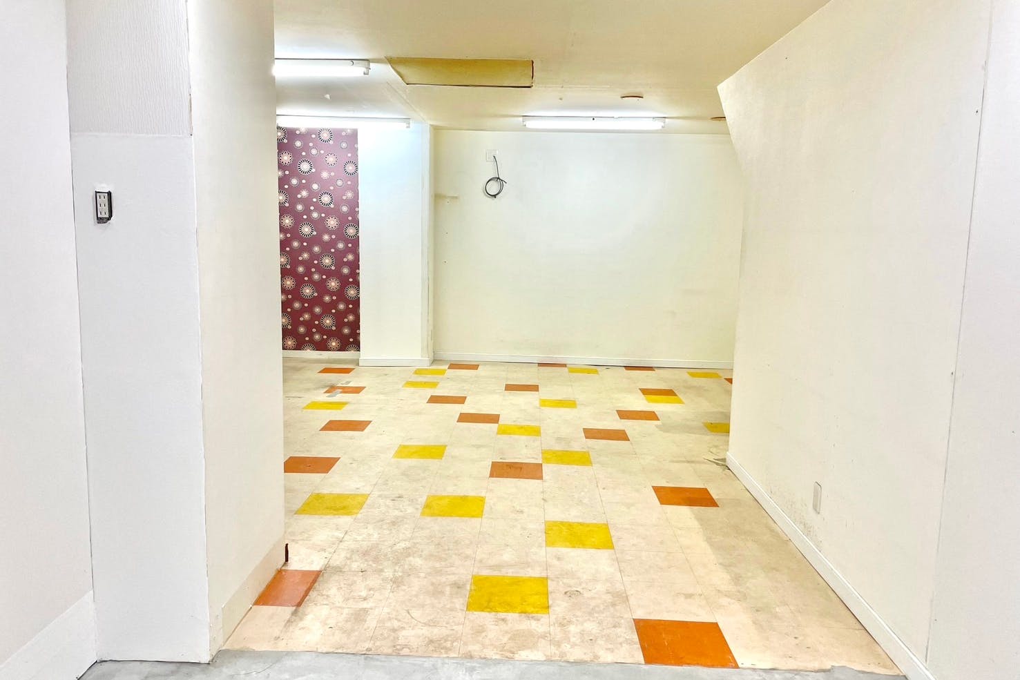 【石川町(元町・中華街)駅2分】約6.5坪&バックヤード付き!商店街の路面イベントスペース