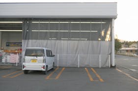 【サンデー野辺地店】屋外駐車場 キッチンカーの出店に最適なホームセンター内駐車場の屋外イベントスペース