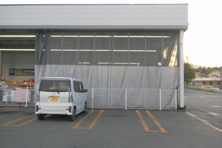 【サンデー野辺地店】屋外駐車場 キッチンカーの出店に最適なホームセンター内駐車場の屋外イベントスペースの画像1