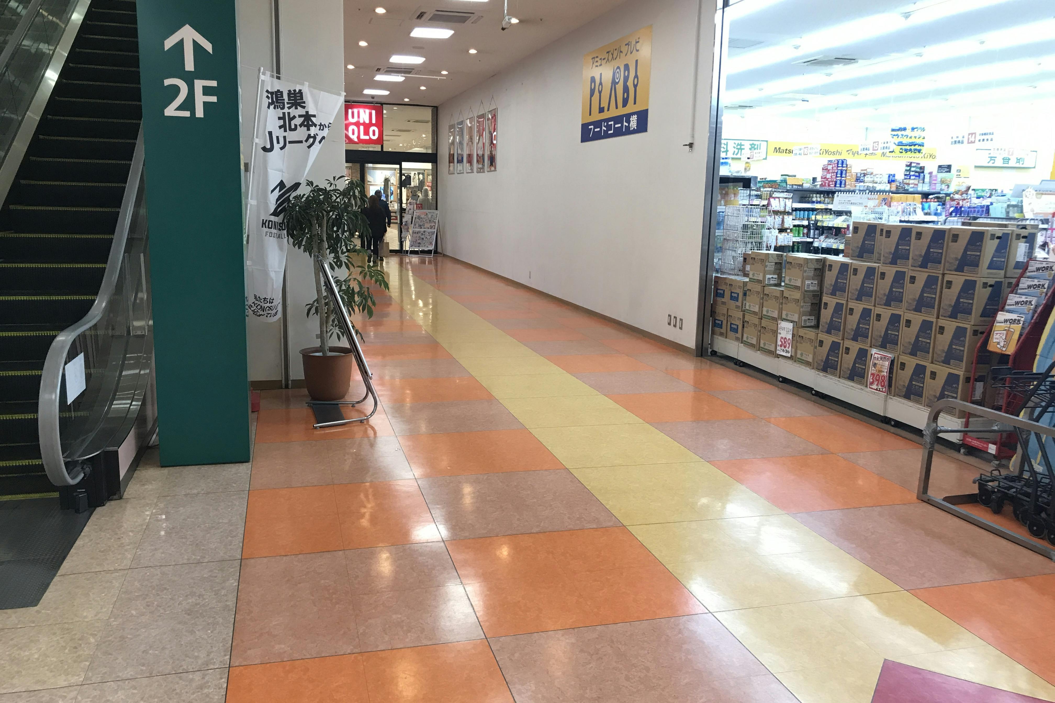 右手にはマツモトキヨシがございます。黄色中央線の突き当りがユニクロです。