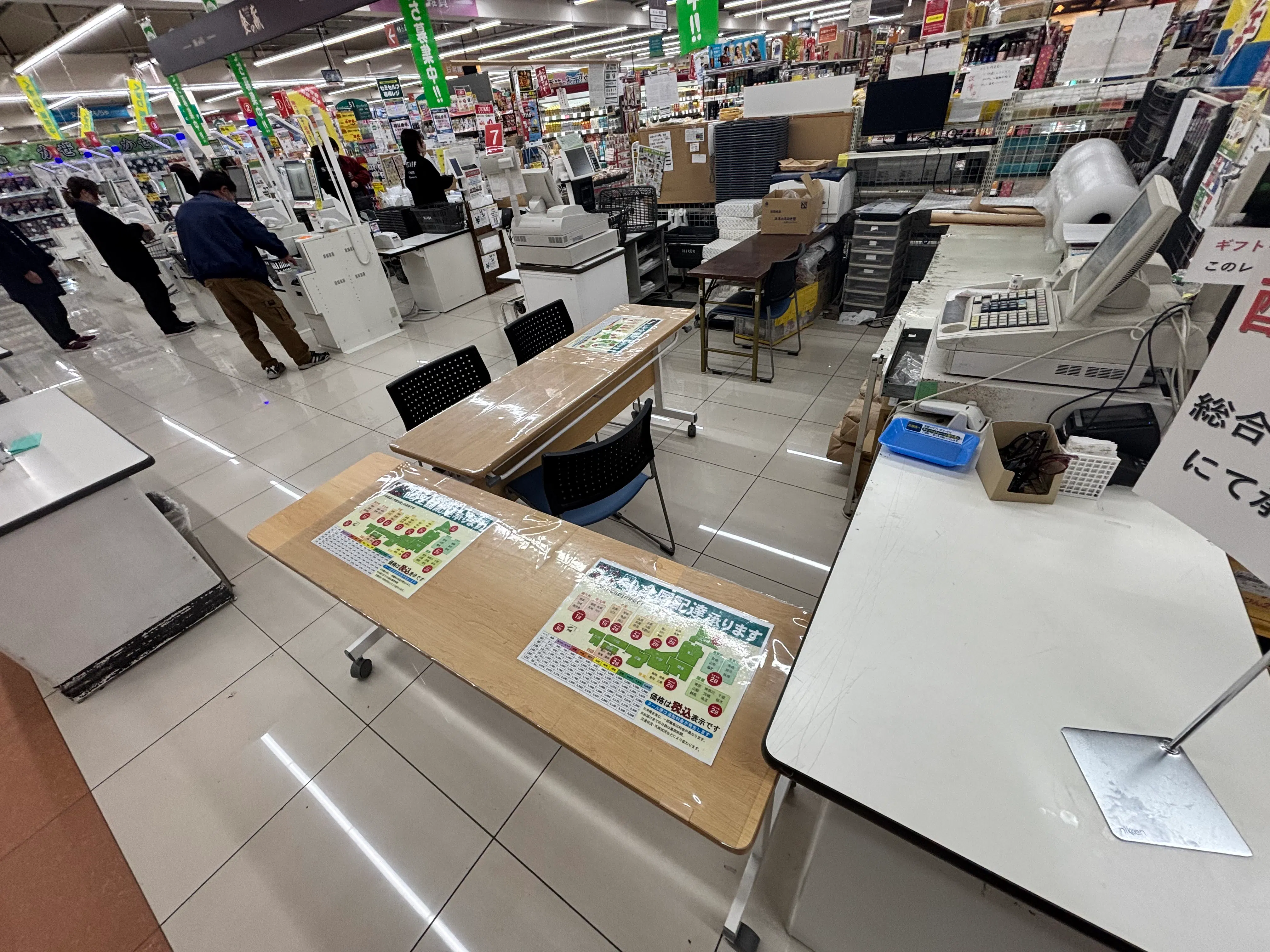 【HIヒロセスーパーコンボ臼杵店】プロモーションイベントに最適なホームセンターの食品側レジ横ギフトコーナー